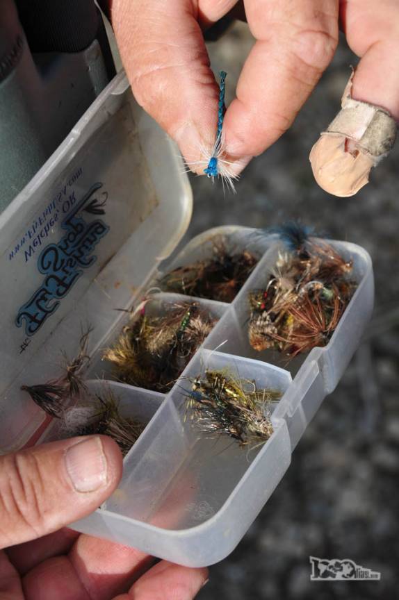 Orgulhoso, um pescador nos mostra suas iscas de mosca no Parque Nacional Los Alerces, ao norte de Trevelin, na patagônia argentina